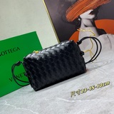 Новый дизайн от известного дизайнера Dabiel Lee из Bottega Veneta. Модный плетен