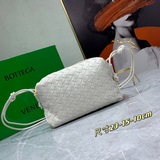 Новый дизайн от известного дизайнера Dabiel Lee из Bottega Veneta. Модный плетен