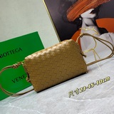 Новый дизайн от известного дизайнера Dabiel Lee из Bottega Veneta. Модный плетен