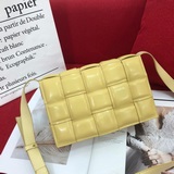 Новый дизайн от известного дизайнера Dabiel Lee из Bottega Veneta. Модный плетен