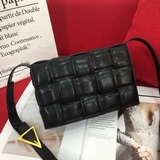 Новый дизайн от известного дизайнера Dabiel Lee из Bottega Veneta. Модный плетен