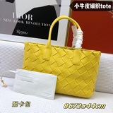 Новейшая сумка-тоут от Bottega Veneta сохраняет традиционный для BV плетеный узо