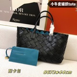 Новейшая сумка-тоут от Bottega Veneta сохранила традиционный для BV плетеный узо