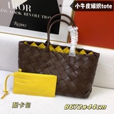 Новейшая сумка-тоут от Bottega Veneta сохранила традиционный для BV плетеный узо