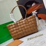 Bottega Veneta, сумка-тоут с квадратными вставками, размер 19, модель Maxi Lntre