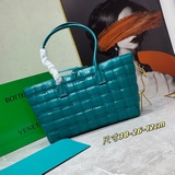 Bottega Veneta, сумка-тоут с квадратными вставками, размер 19, модель Maxi Intre