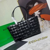 Bottega Veneta, сумка-тоут с квадратными элементами, размер 19, модель Maxi Intr