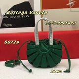 Новая весенняя коллекция Bottega Veneta уже в продаже. Сумка The Shell, Франция.