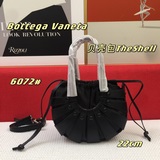 Новая весенняя коллекция Bottega Veneta уже в продаже. Сумка The Shell, Франция.