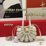 Новая весенняя коллекция Bottega Veneta уже в продаже. Сумка The Shell, Франция.