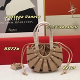 Новая весенняя коллекция Bottega Veneta уже в продаже. Сумка The Shell, Франция.