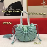 Новая весенняя коллекция Bottega Veneta уже в продаже. Сумка The Shell, Франция.