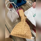 Мини-твист Jodie — индивидуальный и классический, созданный Даниэлем Ли.