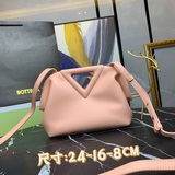 【Оригинальная кожа высокого качества】 Новая модель треугольной сумки BV The Tria