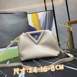 【Оригинальная кожа высокого качества】 Новая модель треугольной сумки BV The Tria
