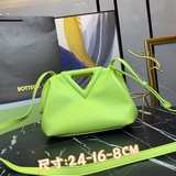【Оригинальная кожа высокого качества】 Новая модель треугольной сумки BV The Tria