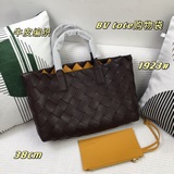Сумка для покупок bv Tote изготовлена из кожи теленка Intrecciato, которая, как 
