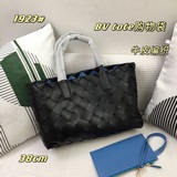 Сумка для покупок bv Tote изготовлена из кожи теленка Intrecciato, которая, как 