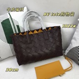 Сумка для покупок bv Tote изготовлена из кожи тельца Intrecciato, которая, как с