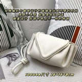 Классическое плетение и интересный дизайн этой сумки-пледа для пляжного стула со