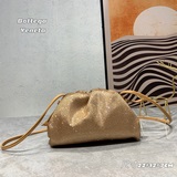 Bottega Veneta Маленькая сумка Cloud Самая популярная сумка Cloud 2023 года.