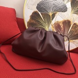 Большой, высококачественный рюкзак Bottega Veneta. Он также имеет более мягкое н