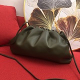Большой, высококачественный рюкзак Bottega Veneta. Он также имеет более мягкое н