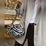Bottega Veneta The Chain в последнее время очень популярна.