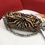 Bottega Veneta The Chain в последнее время очень популярна.