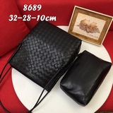 Оригинальная сумка-бакетка из плетеного материала от Bottega Veneta сохранила ха