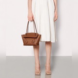 Новый дизайнер Bottega Veneta The Arco из гладкой телячьей кожи： Dani.