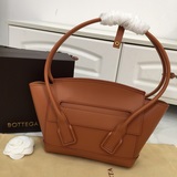 Новый дизайнер Bottega Veneta The Arco из гладкой телячьей кожи： Dani.