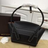 Новый дизайнер Bottega Veneta The Arco из гладкой телячьей кожи： Dani.