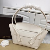 Новый дизайнер Bottega Veneta The Arco из гладкой телячьей кожи： Dani.