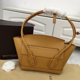 Новый дизайнер Bottega Veneta The Arco из гладкой телячьей кожи： Dani.