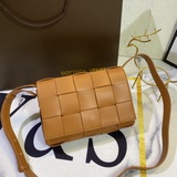 Новый дизайн от известного дизайнера Dabiel Lee из Bottega Veneta. Модный плетен