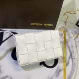 Новый дизайн от известного дизайнера Dabiel Lee из Bottega Veneta. Модный плетен