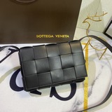 Новый дизайн от известного дизайнера Dabiel Lee из Bottega Veneta. Модный плетен