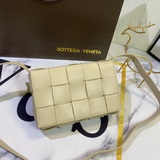Новый дизайн от известного дизайнера Dabiel Lee из Bottega Veneta. Модный плетен