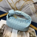 Bottega Veneta представила новую модель сумки-тоут с плетеными узлами, сохранив 