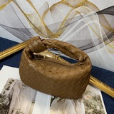 Bottega Veneta представила новую модель сумки-тоут с плетеным узором, сохранив п