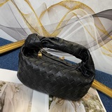 Bottega Veneta представила новую модель сумки-тоут с плетеными узлами, сохранив 