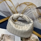 Bottega Veneta представила новую модель сумки-тоут с плетеным узором, сохранив п
