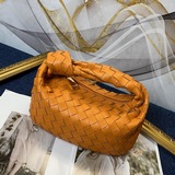 Bottega Veneta представила новую модель сумки-тоут с плетеным узором, сохранив п