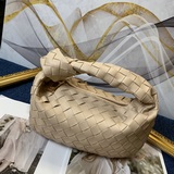 Bottega Veneta представила новую модель сумки-тоут с плетеным узором, сохранив п