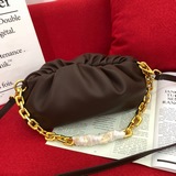 Bottega Veneta The Chain Ouch в последнее время очень популярна.