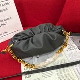 Bottega Veneta The Chain Ouch в последнее время очень популярна.