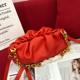 Bottega Veneta The Chain Ouch в последнее время очень популярна.
