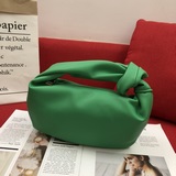 Bottega Veneta представила новую модель сумки-тоут из кожи с завязками, которая 