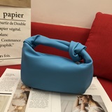 Bottega Veneta представила новую модель сумки-тоут из кожи с завязками, которая 